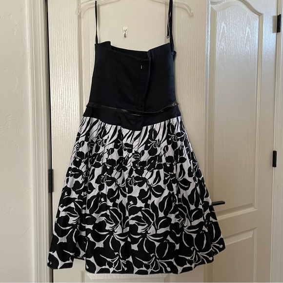Black and White Floral Pattern Strapless Dress - Picture 3 of 3